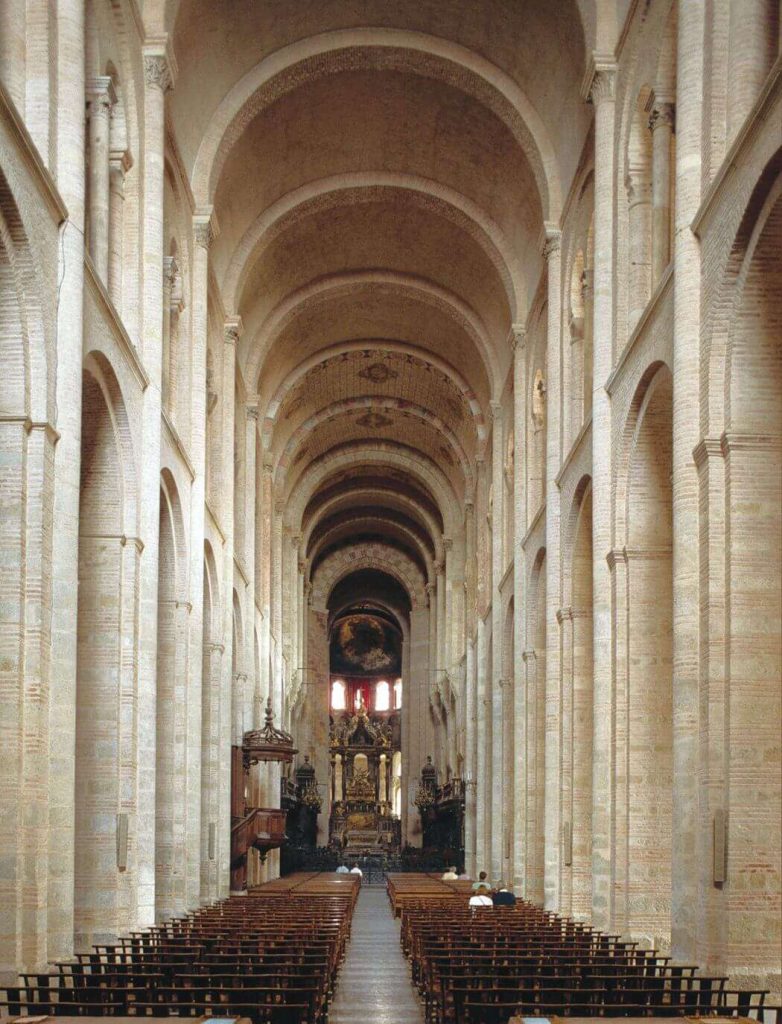 Interior de una catedral románica, ejemplos, características y elementos de la arquitectura románica.