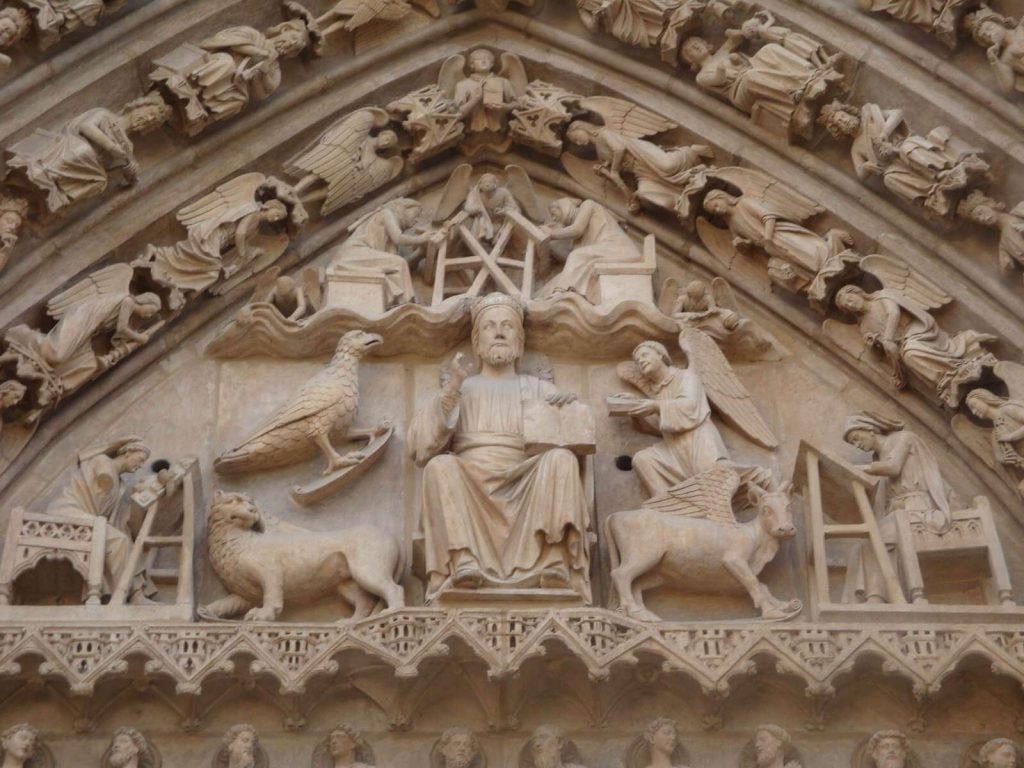 Ejemplos de Escultura Gótica en la Fachada de una iglesia